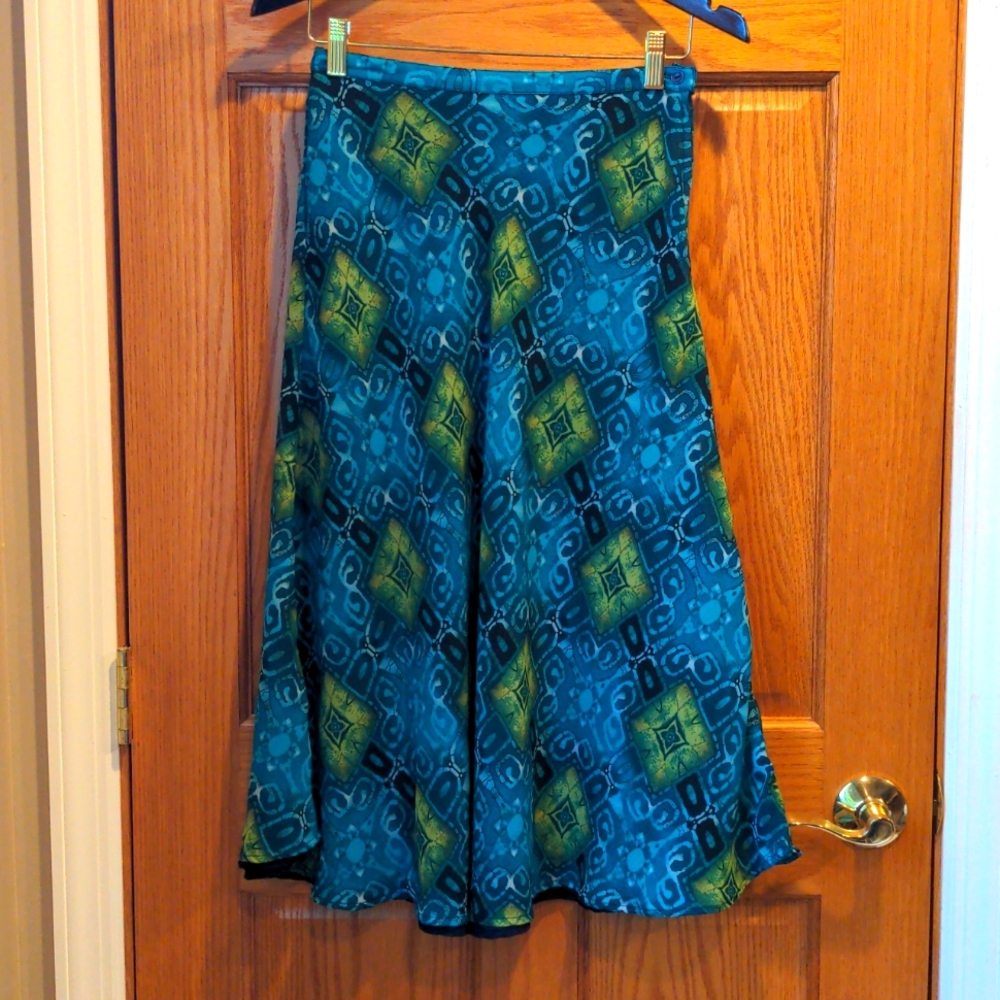 Beautiful blue and green skirt women's size 2
